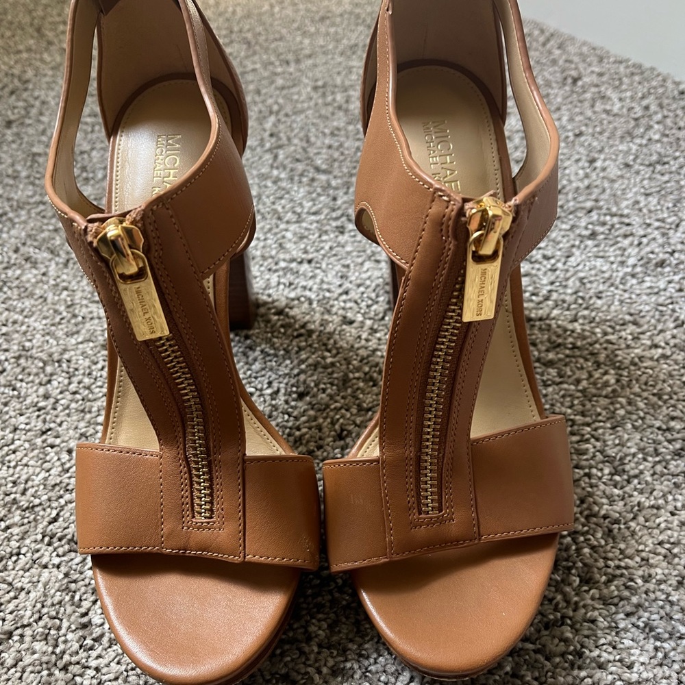 THE “Michael Kors Shoe” 🤎🤎🤎 Berkley T strap
